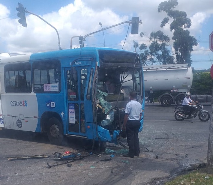 Acidente entre ônibus do Transcol e carreta deixa passageiros feridos