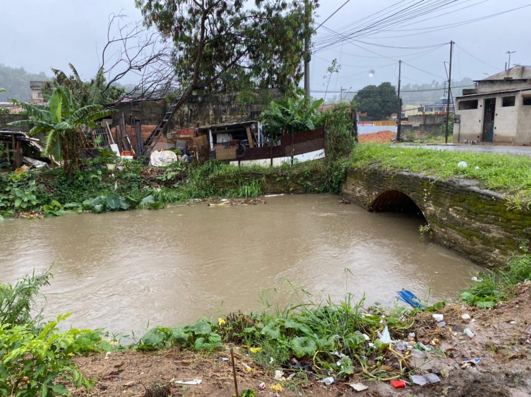 Chuva Causa Desabamentos Buracos E Alagamentos Na Serra