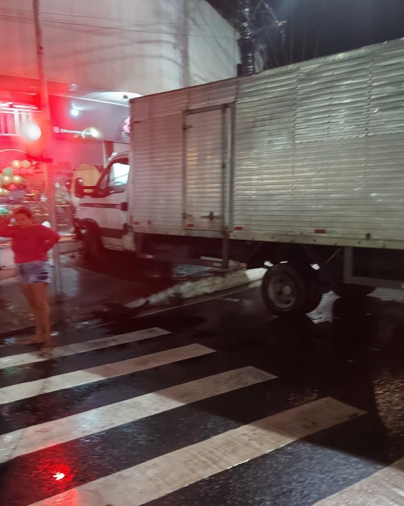 Caminh O Avan A Sinal Vermelho Bate Em Carro E Por Um Triz N O Entra