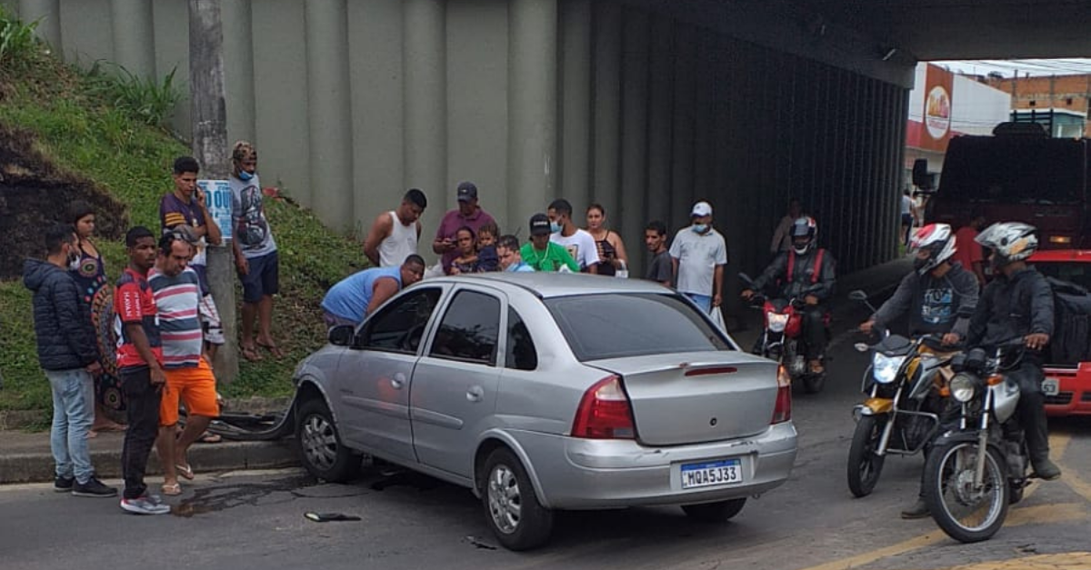 Vídeo Carro colide em poste de viaduto na Serra e deixa uma pessoa