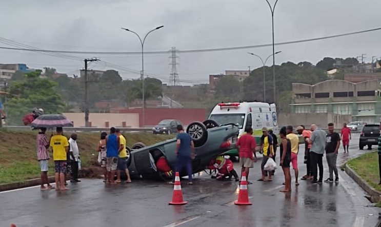 Asfalto Molhado Carro Capota Na Na Serra E Deixa Tr Nsito Lento