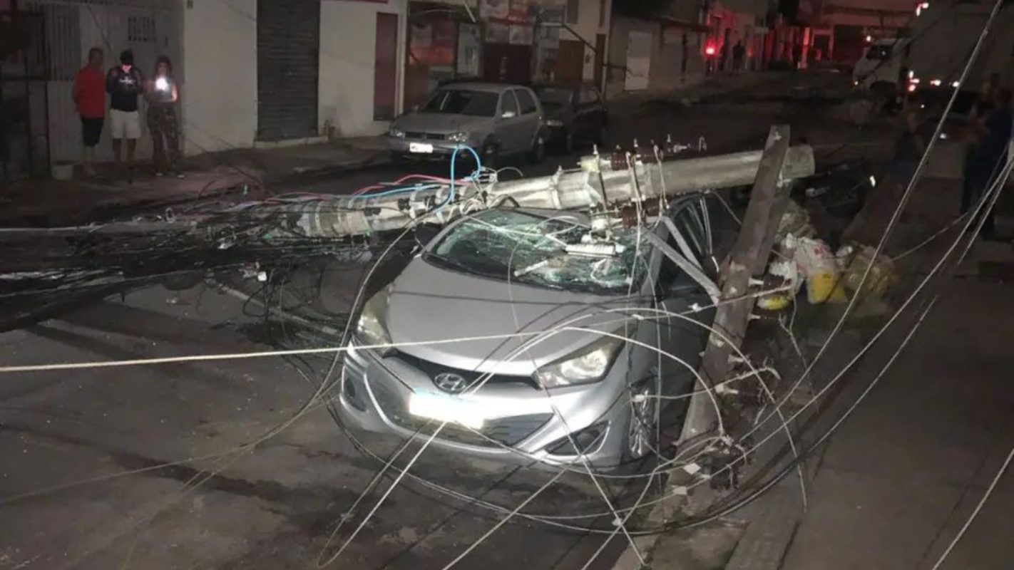 Caminhão derruba três postes deixa bairro sem energia e carro