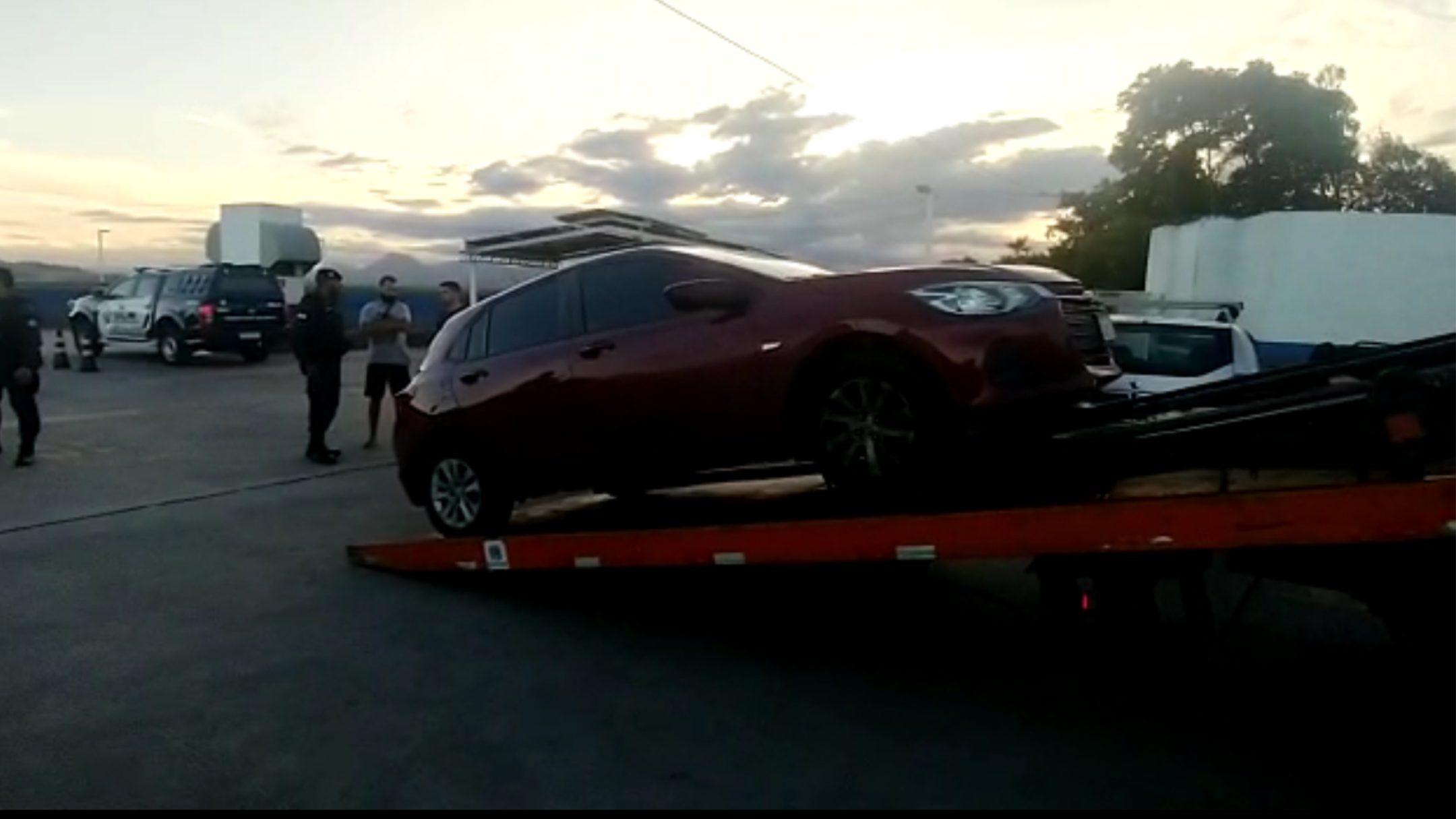 Motorista aceita corrida é rendida e tem carro roubado na Serra