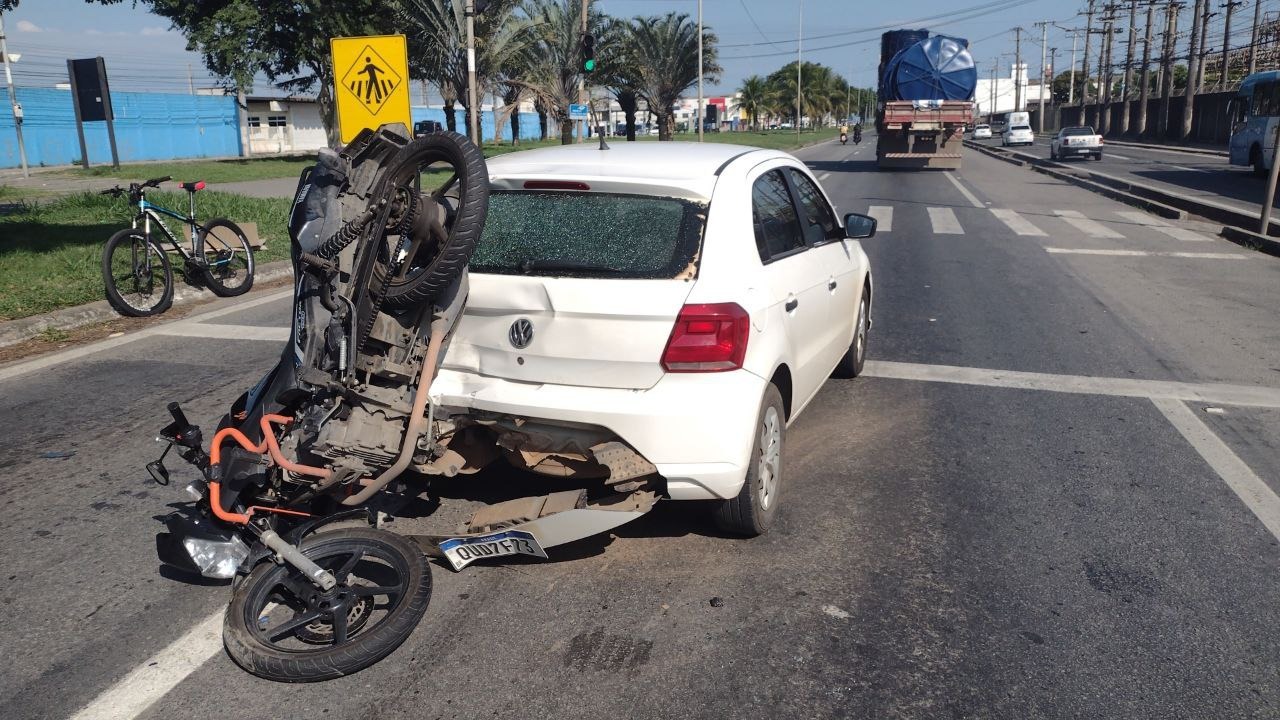 Motociclista bate em carro e moto fica destruída em grave acidente na Serra