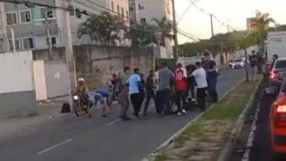 Homem é espancado por 20 pessoas após tentar assaltar ônibus do