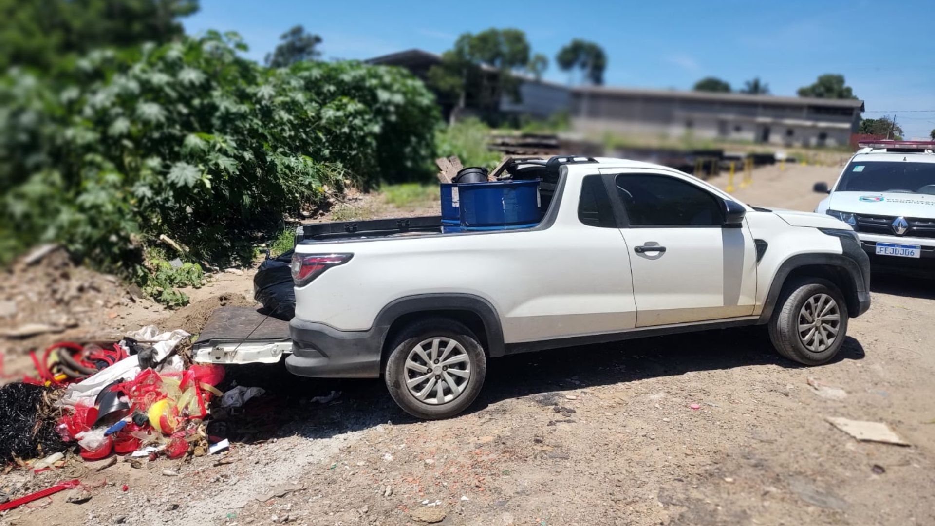 Motorista é flagrado jogando lixo em terreno e leva multa de R 10 mil