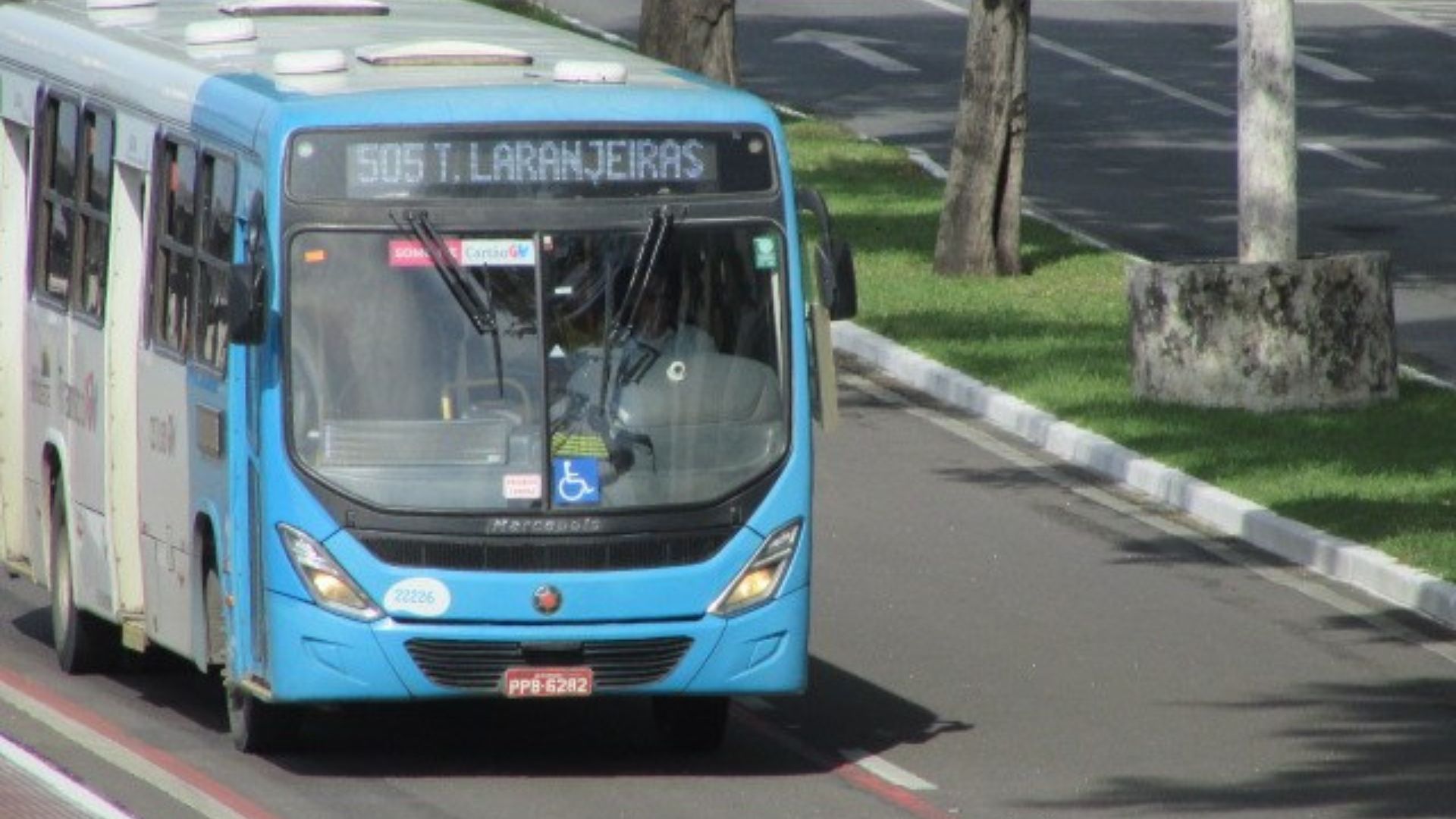 Idoso é preso após assediar adolescente dentro de ônibus do Transcol