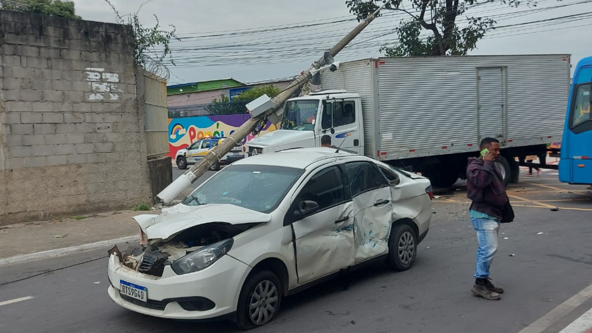 Acidente entre ônibus do Transcol caminhão e carro deixa ferido e