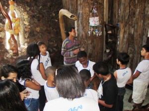 Neusso Ribeiro com estudantes na Casa de Pedra: o artista é um dos que dará oficinas para crianças na tarde de sábado