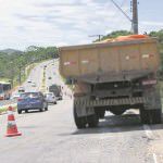 Lentidão. A reportagem do Tempo Novo esteve no trecho e constatou ausência de atividades. Um caminhão e um trator permaneciam parados. Fotos: Fábio Barcelos