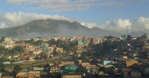 Incêndio visto do bairro José de Anchieta II: variação dos ventos empurra a fumaça para bairros da Serra, Vitória e Vila Velha. Foto: Marcia Paiva. 