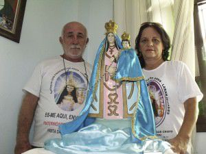 Tarcizo e Ilma Donatelli são os guardiões da imagem da Santa que irá acompanhar os serranos. Foto: Ana Paula Bonelli