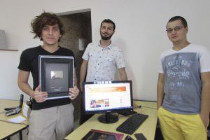 Reynold Romão (de preto) com sua equipe Pedro Panetto e Andrey  Alves que ajudam na produção das pegadinhas. Foto: Fábio Barcelos