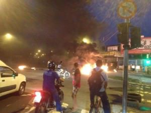 Manifestantes bloquearam os dois sentidos da pista ateando fogo em pneus. Foto: Internauta