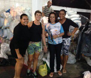 A confeccção dos tapetes conta com colaboradores voluntários. Foto: Renato Ribeiro