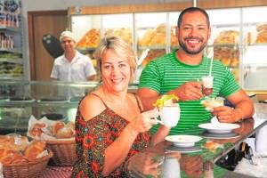 O casal Sandra e Leandro não dispensa o café e aquele lanche reforçado na Padaria San Carlo, em Morada de Laranjeiras. Foto: Edson Reis 