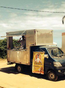 Um dos food trucks presentes no encontro é o Mr. Esfiha, que frequentemente está instalado na Praia de Manguinhos, próximo à orla. Foto: Reprodução/Facebook