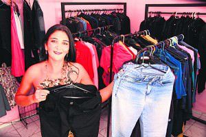 Lindaurea mostra a transformação de uma calça jeans após reforma. Foto: Edson Reis