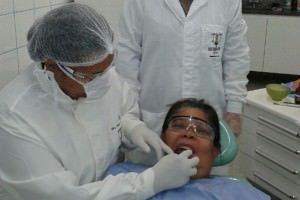 Moradora de Nova Carapina I, Santa Rosa Souza Pereira foi a primeira paciente a receber a dentadura. Foto: Divulgação