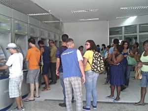 Clientes em caixa rápido de agência bancária, em Laranjeiras. Foto: Arquivo TN