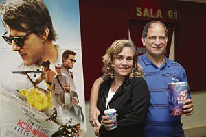 O CASAL Tereza e João Batista namora no cinema desde que se casaram há 30 anos. Foto: Edson Reis