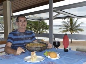 Geraldinho mostra os carros-chefes da casa, a moqueca de badejo, o risoli de camarão e o bolo de coco. Foto: Ana Paula Bonelli