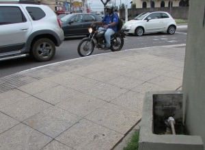 Como o cano não fica visível, só consegue ver o vazamento quem passa no local e observa. Foto: Fábio Barcelos