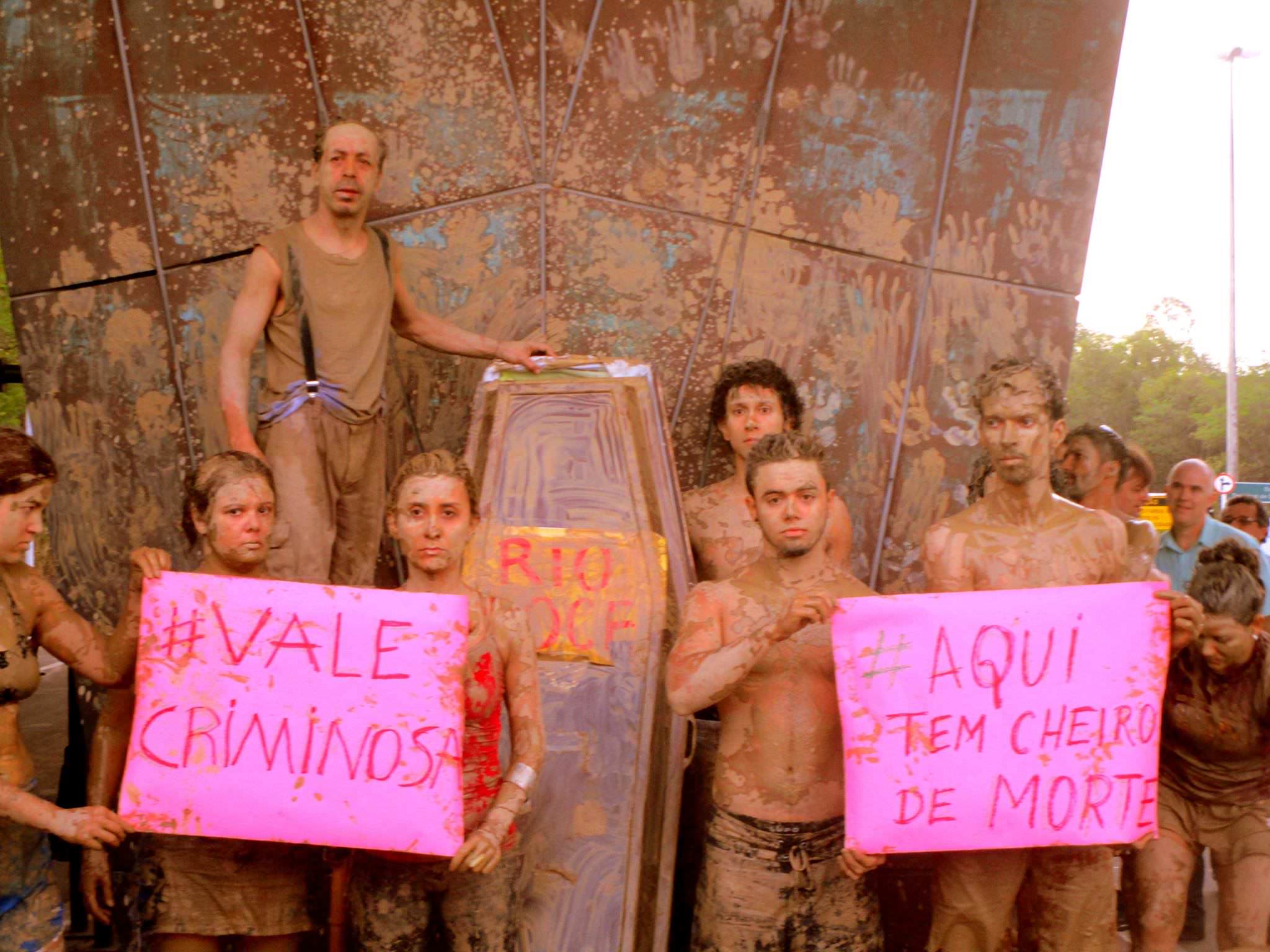 Ativistas se sujam de lama em protesto contra Vale