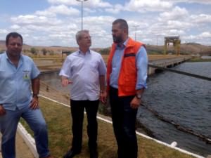 O deputado federal Paulo Foleto (PSB), de branco, na usina de Aymorés, próximo ao limite entre MG e ES, há cerca de uma hora. Foto: Divulgação