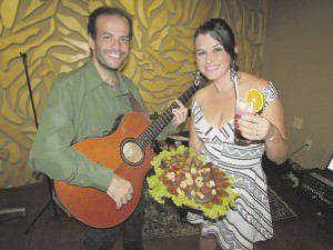 Emilfrann e Tatyana estão à frente do Engenho Music Bar que foi inaugurado na semana passada em Solar de Laranjeiras. Foto: Fábio Barcelos