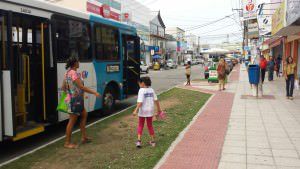 A lei prevê que os ônibus possam parar fora dos pontos, após às 21h. Foto: Bruno Lyra