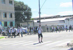 Alunos em frente à escola Aristóbulo Barbosa, que continuará a funcionar num espaço improvisado neste ano letivo no bairro Jardim Limoeiro