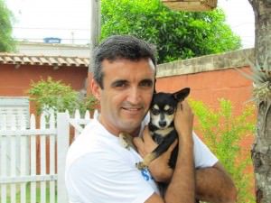 Humberto com um de cães José Japinho. Foto: Divulgação