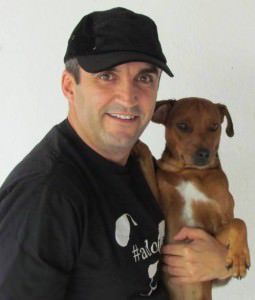 Humberto Salla e um de seus cães. Foto: Divulgação