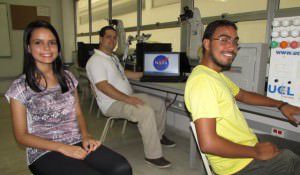 Professor Victor Rosetti (ao centro) com os estudantes Rebeca Davi e Ruan Carlos. Foto: Fábio Barcelos