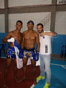 Os lutadores Yuri Santos e Reginaldo Félix com o treinador Whashington. Foto: Divulgação