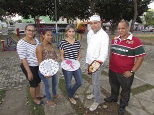 Os comerciantes Gina, Cleonice, Adriana e Aylton ao lado do líder comunitário Marco Aurélio: feira de Colina terá 28 barracas. Foto: Fábio Barcelos