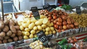 Produtos como batata-inglesa, cebola, tomate e alface, vendidos no comércio, contribuíram para conter o avanço da inflação. Foto: Divulgação Agência Brasil