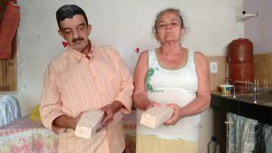 Dório é aposentado e  Margarida Francisca, dona de casa. Eles moram em José de Anchieta II. Foto: Gabriel Almeida