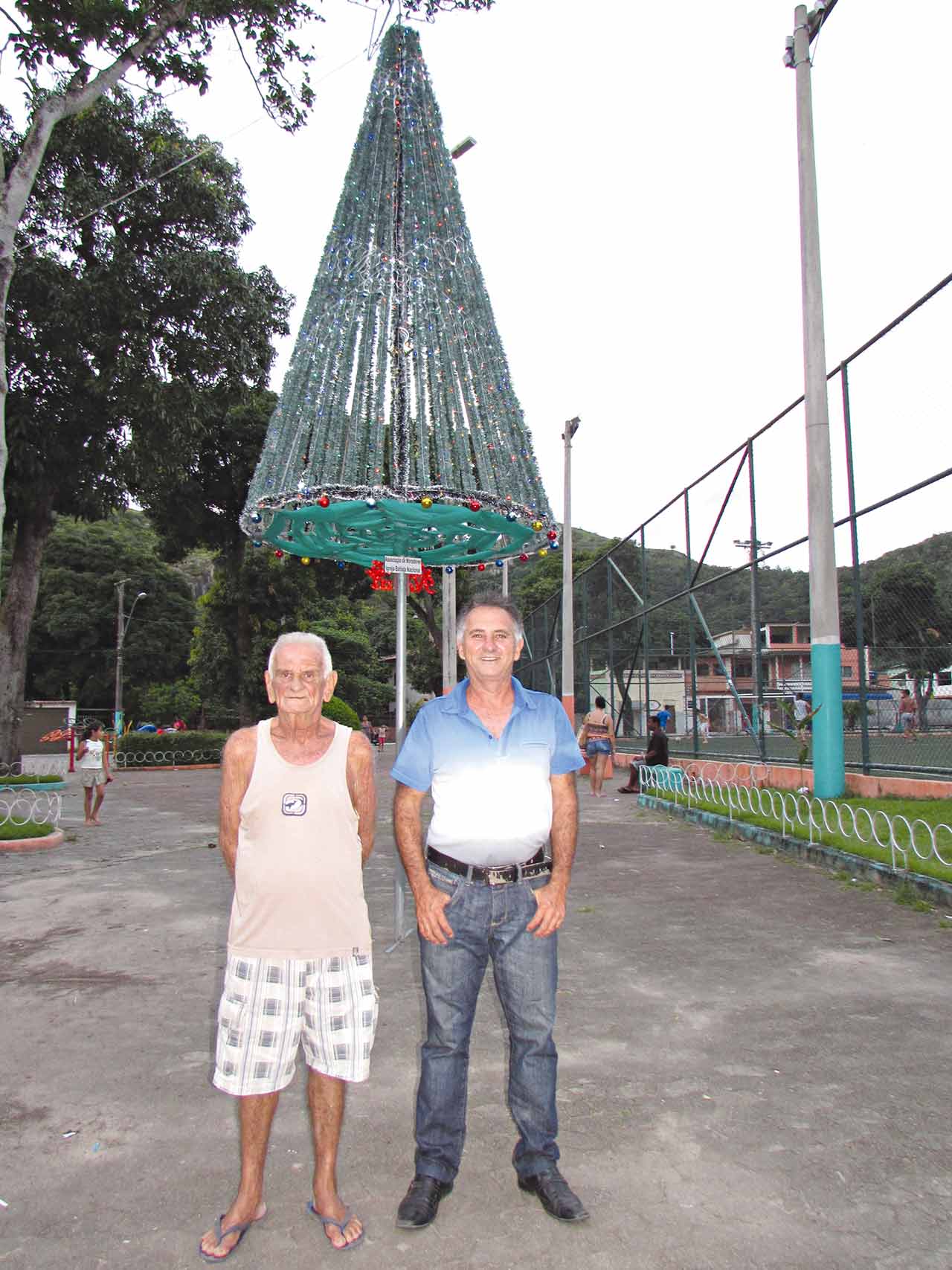 Moradores fazem árvores de Natal em praças de bairros