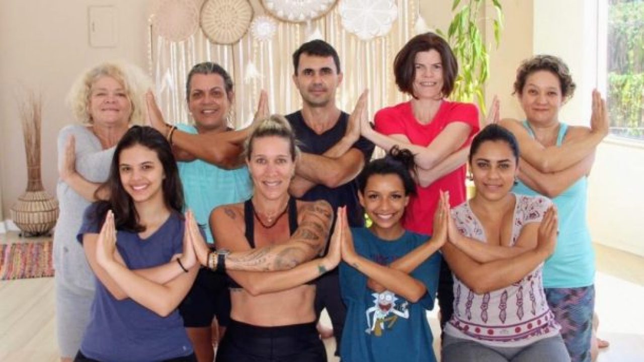 Aula gratuita em Manguinhos para promover os benefícios do yoga