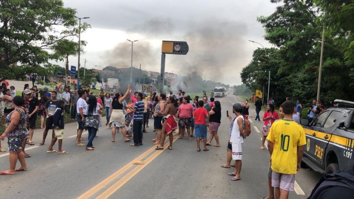 Protesto faz BR-101 ficar totalmente interditada na Serra