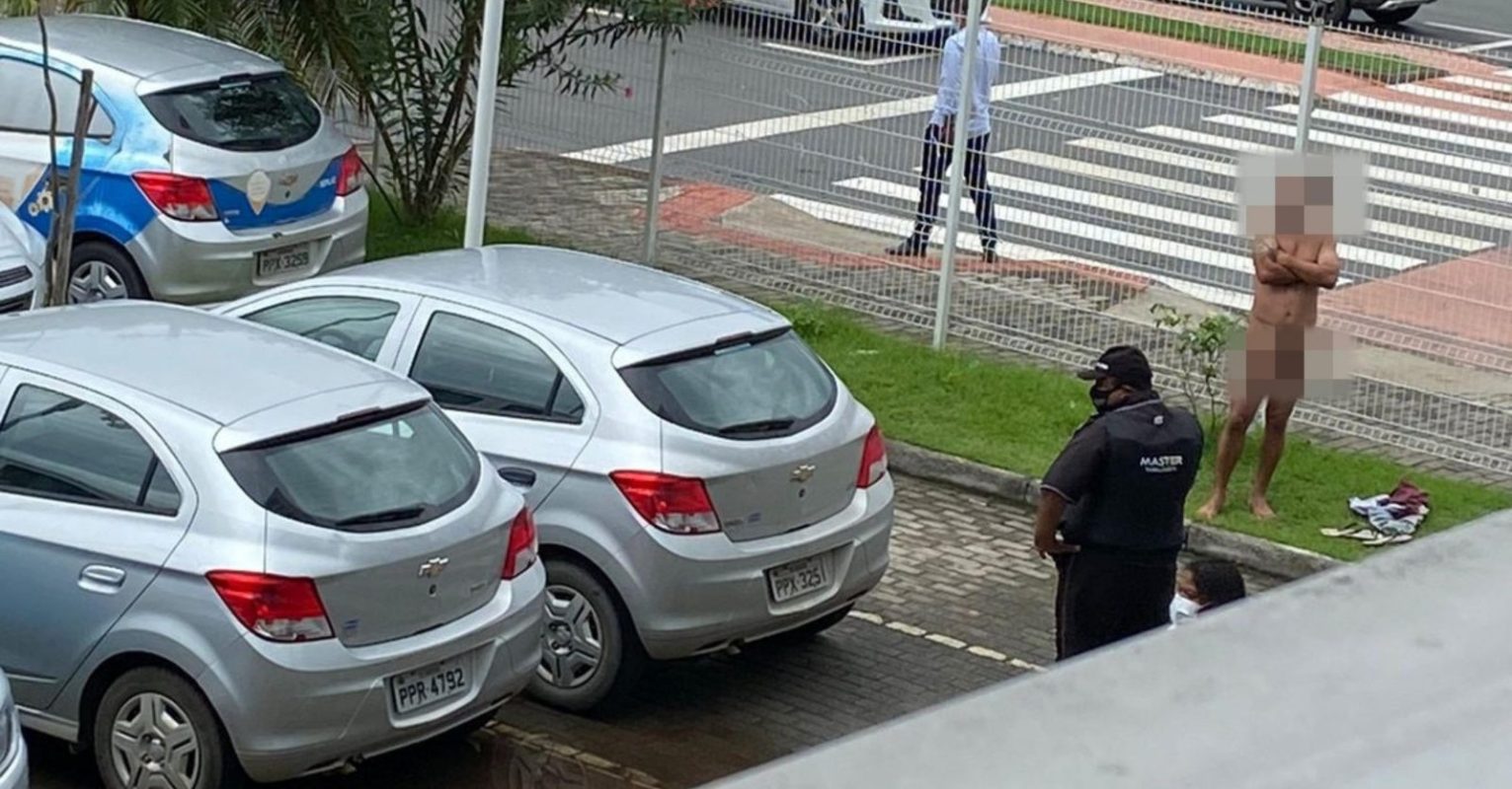 Homem tira as roupas e fica totalmente pelado na Prefeitura da Serra