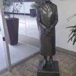 Estátua de Judith Leão Castello Ribeiro em exposição na Câmara; escultura feita pelo artista Hipólito Alves