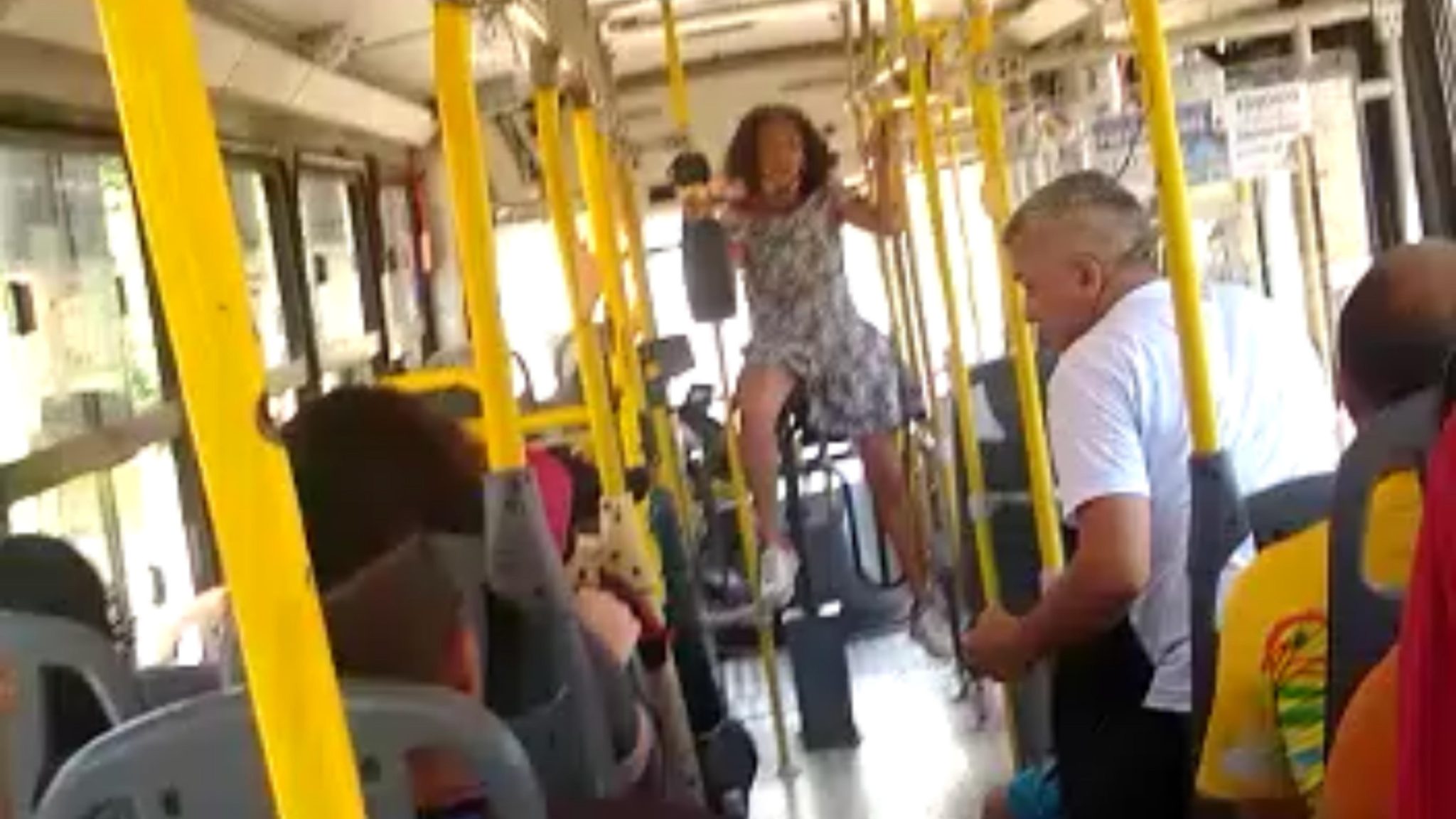 Veja Vídeo Mulher Sobe Em Roleta E Oferece Partes íntimas Para Passageiros