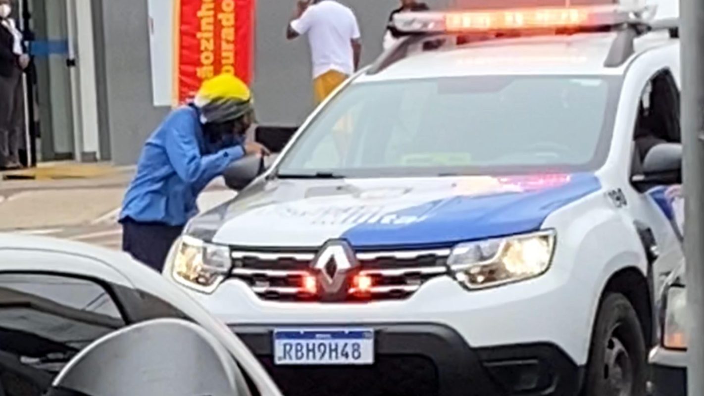 Veja vídeo: mulher ameaça policiais com bíblia na Serra: “acelera e mete o  pé”