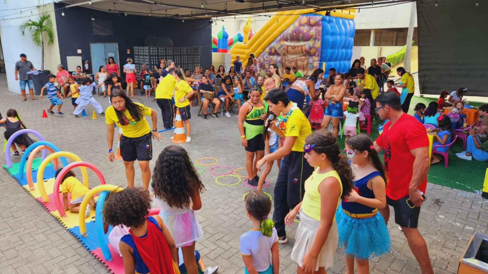 Oficinas e bailinho de Carnaval divertem a criançada no Pátio