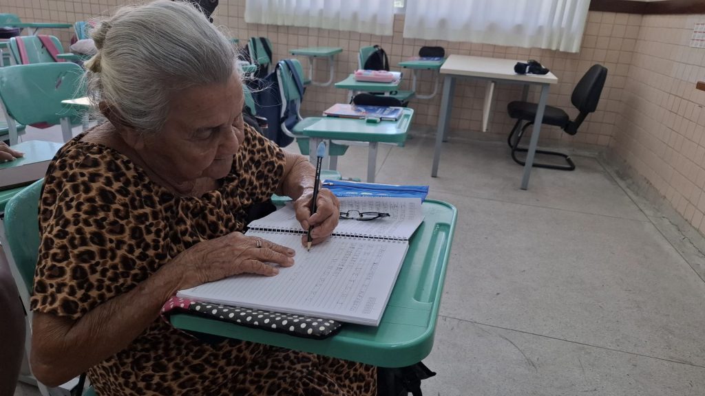 Serra Idosa 92 anos Estudar Ler a Bíblia Escrever